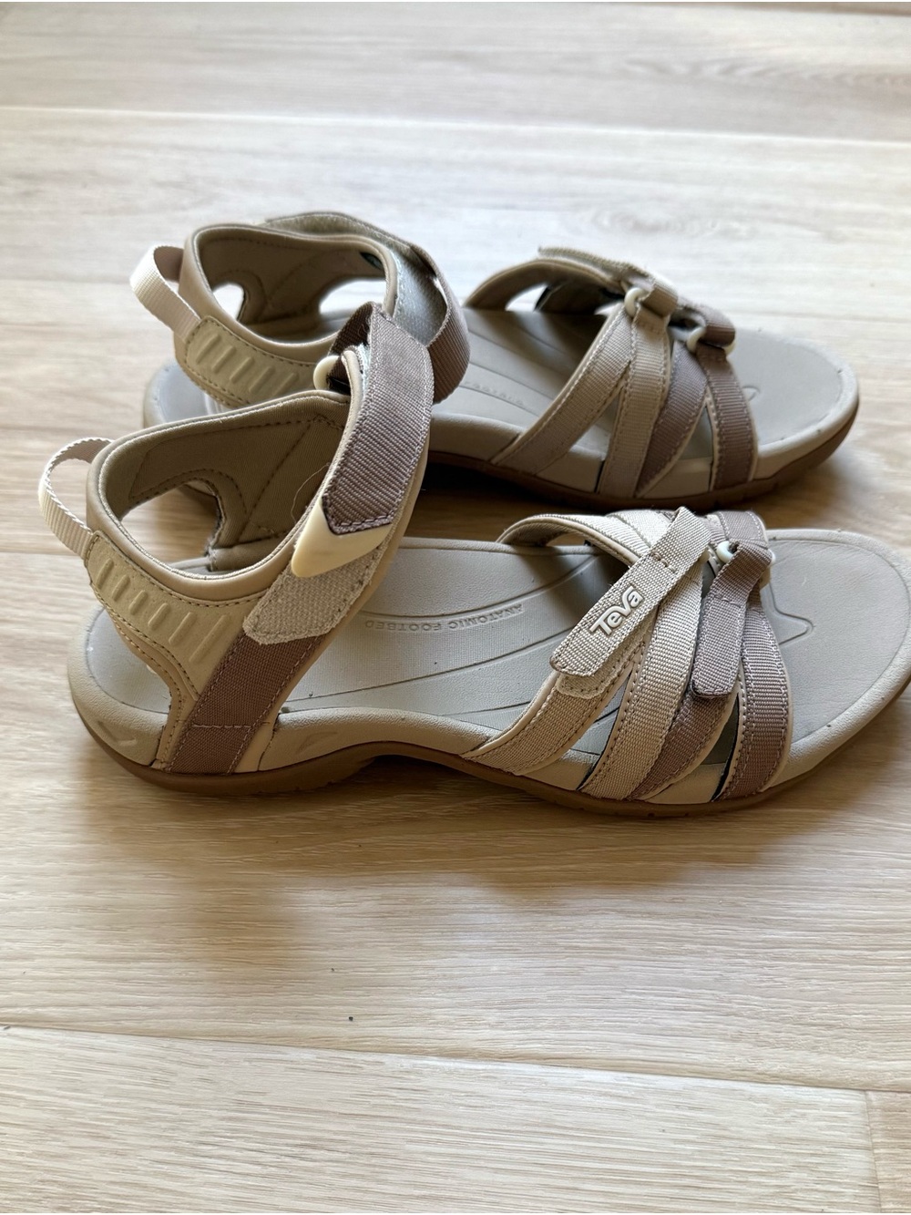 Teva Strappy Sport Sandals Tan Beige Size 8.5 Adjustable Comfort Walking Sandals
